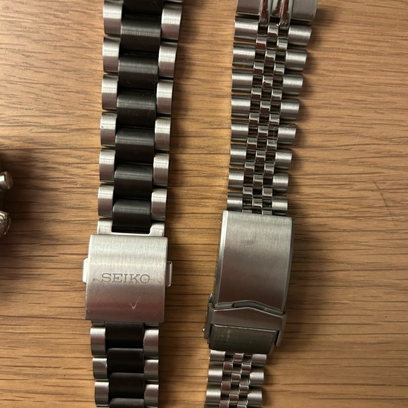 Seiko SSC909 39mm Limited Edition Ice Blue Solar Chronograph + Extra Bracelet - Picture 5 of 8